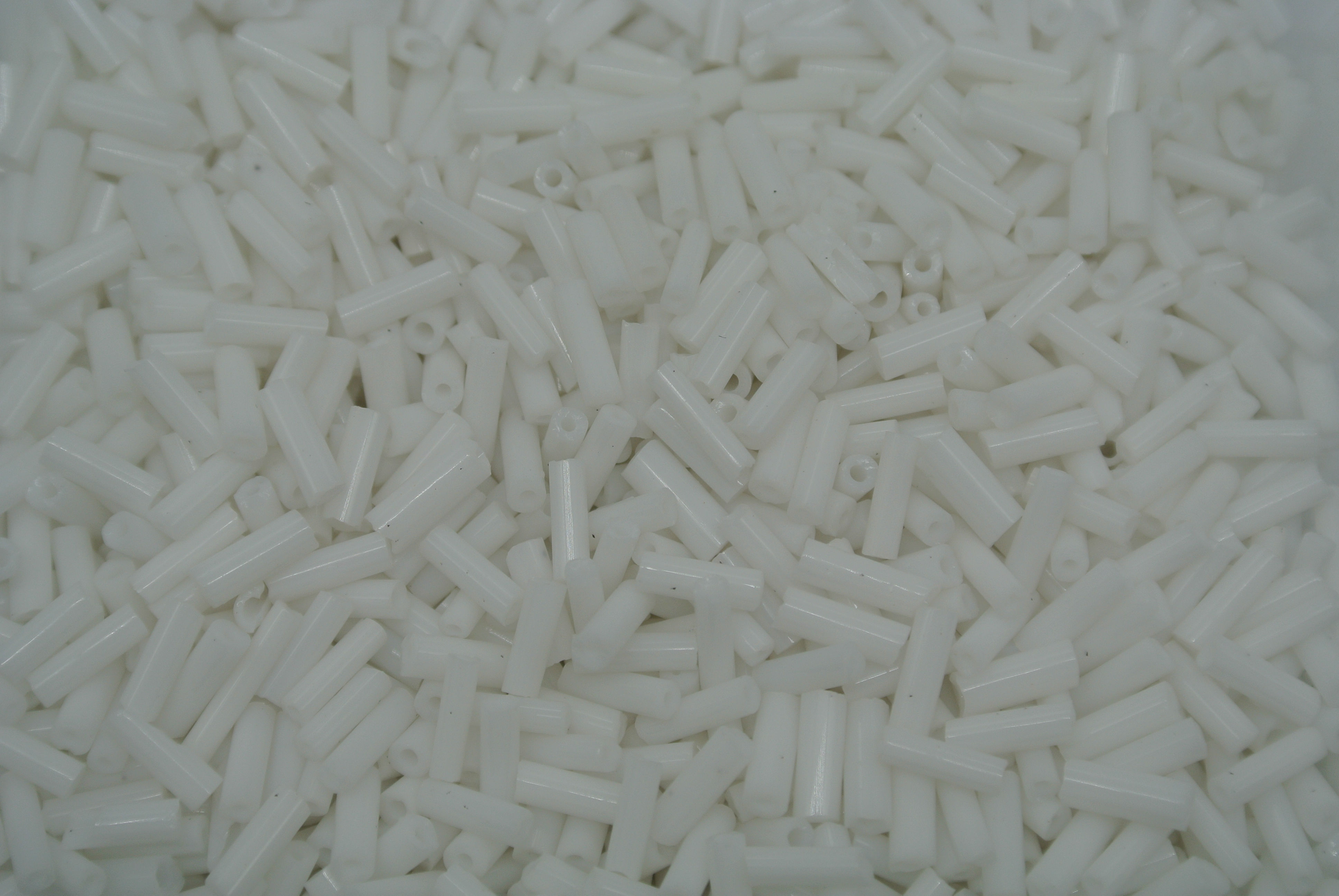 Buggle Beeads 3"sizes #41 White 1Pound